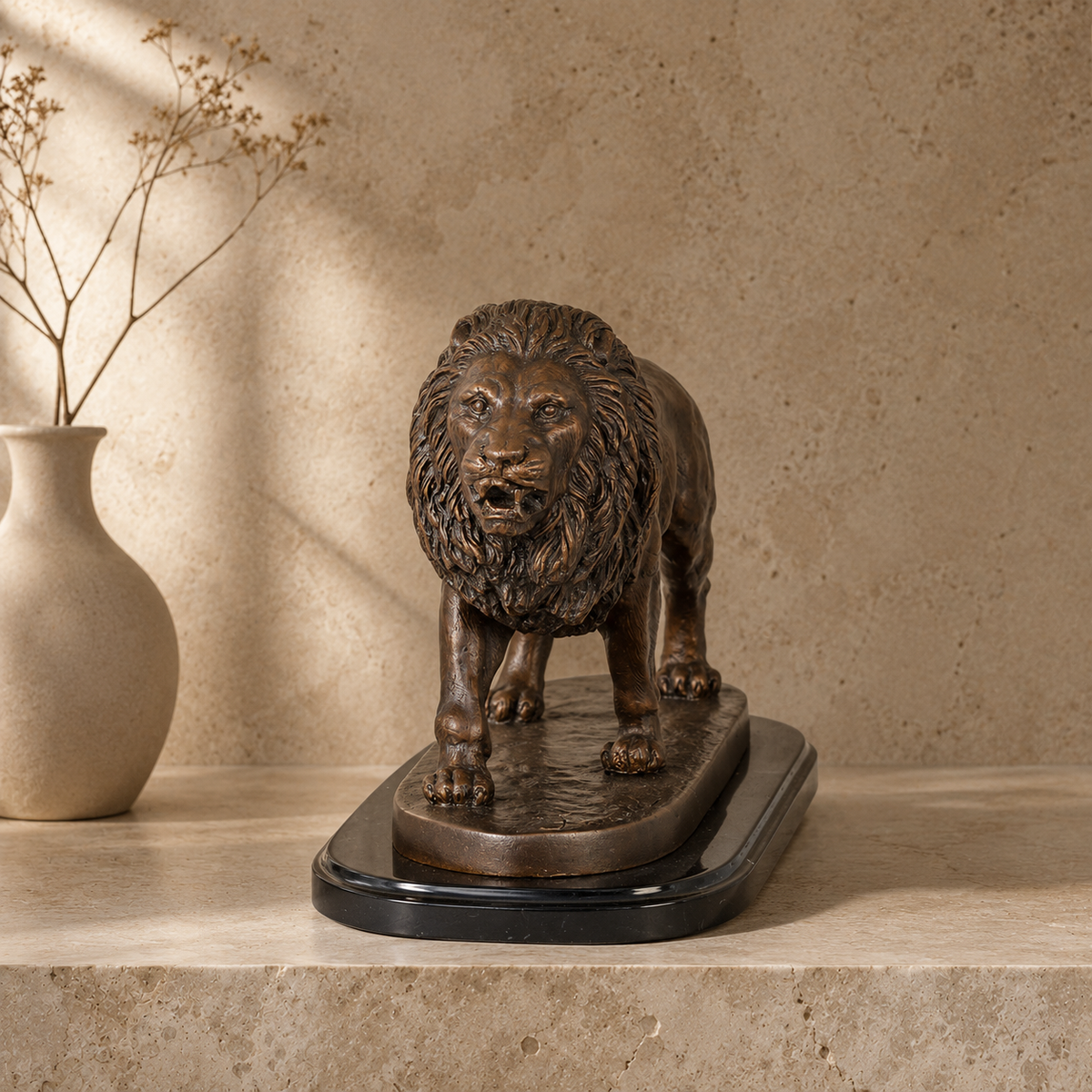 Sculpture lion rugissant en bronze patiné sur socle marbre