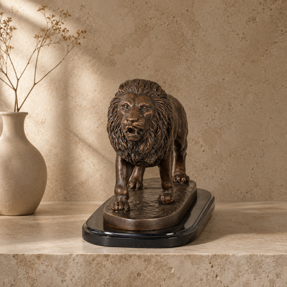 Sculpture lion rugissant en bronze patiné sur socle marbre