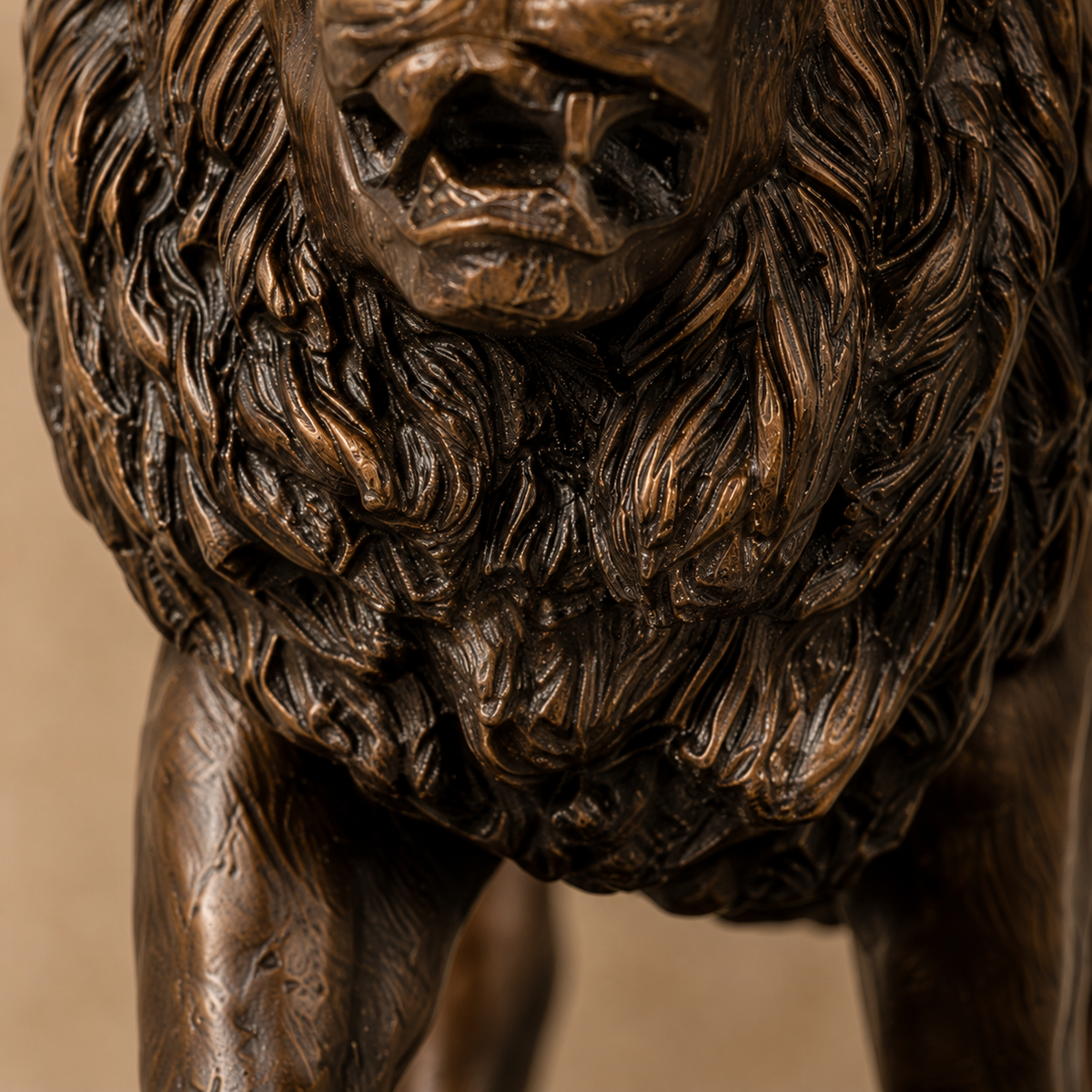 Sculpture lion rugissant en bronze patiné sur socle marbre, vue 5