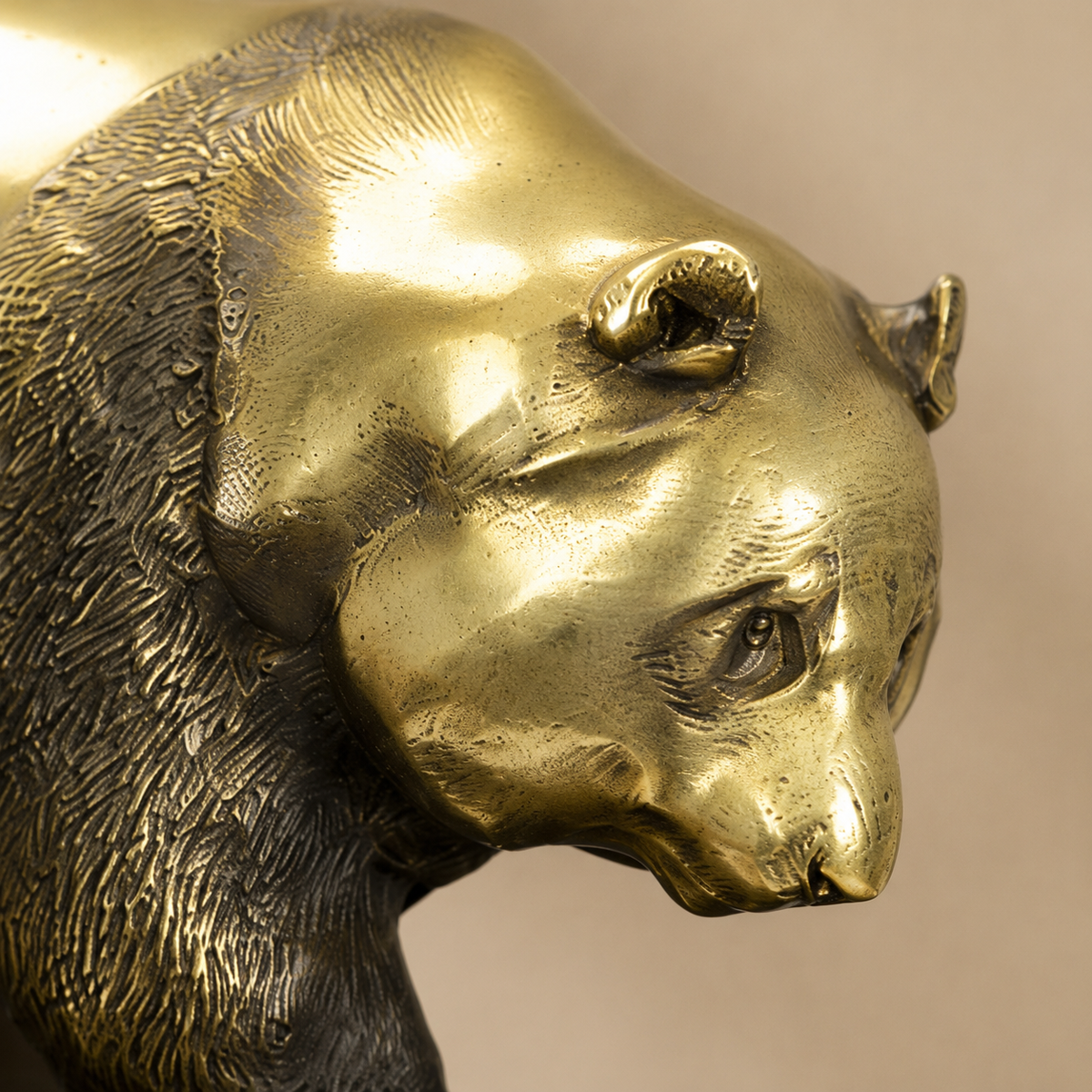 Sculpture panda en bronze doré sur socle marbre veiné, vue 2