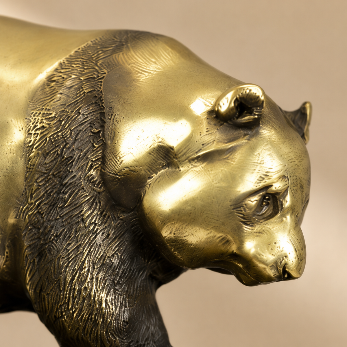 Sculpture panda en bronze doré sur socle marbre veiné, vue 3