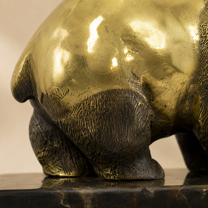 Sculpture panda en bronze doré sur socle marbre veiné, vue 5