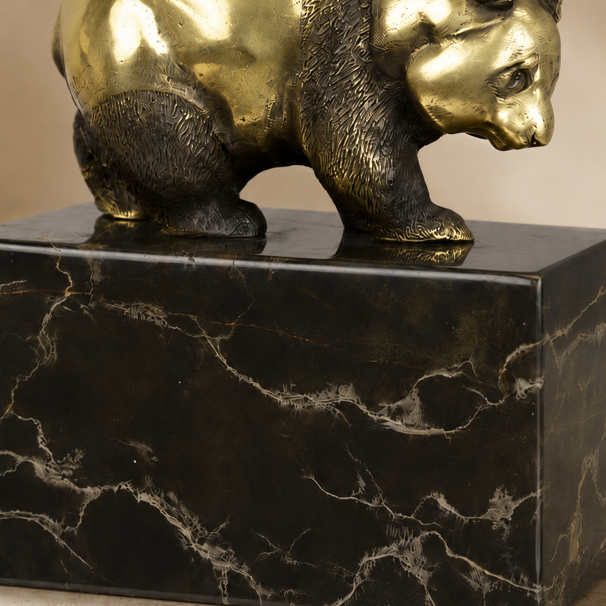 Sculpture panda en bronze doré sur socle marbre veiné, vue 6
