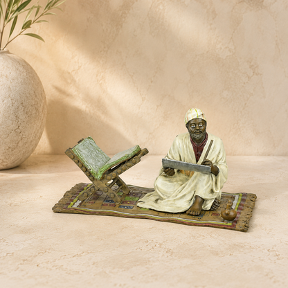 Sculpture polychrome d'un lettré oriental sur tapis