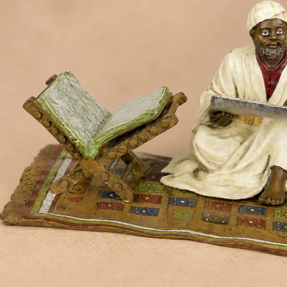 Sculpture polychrome d'un lettré oriental sur tapis, vue 4