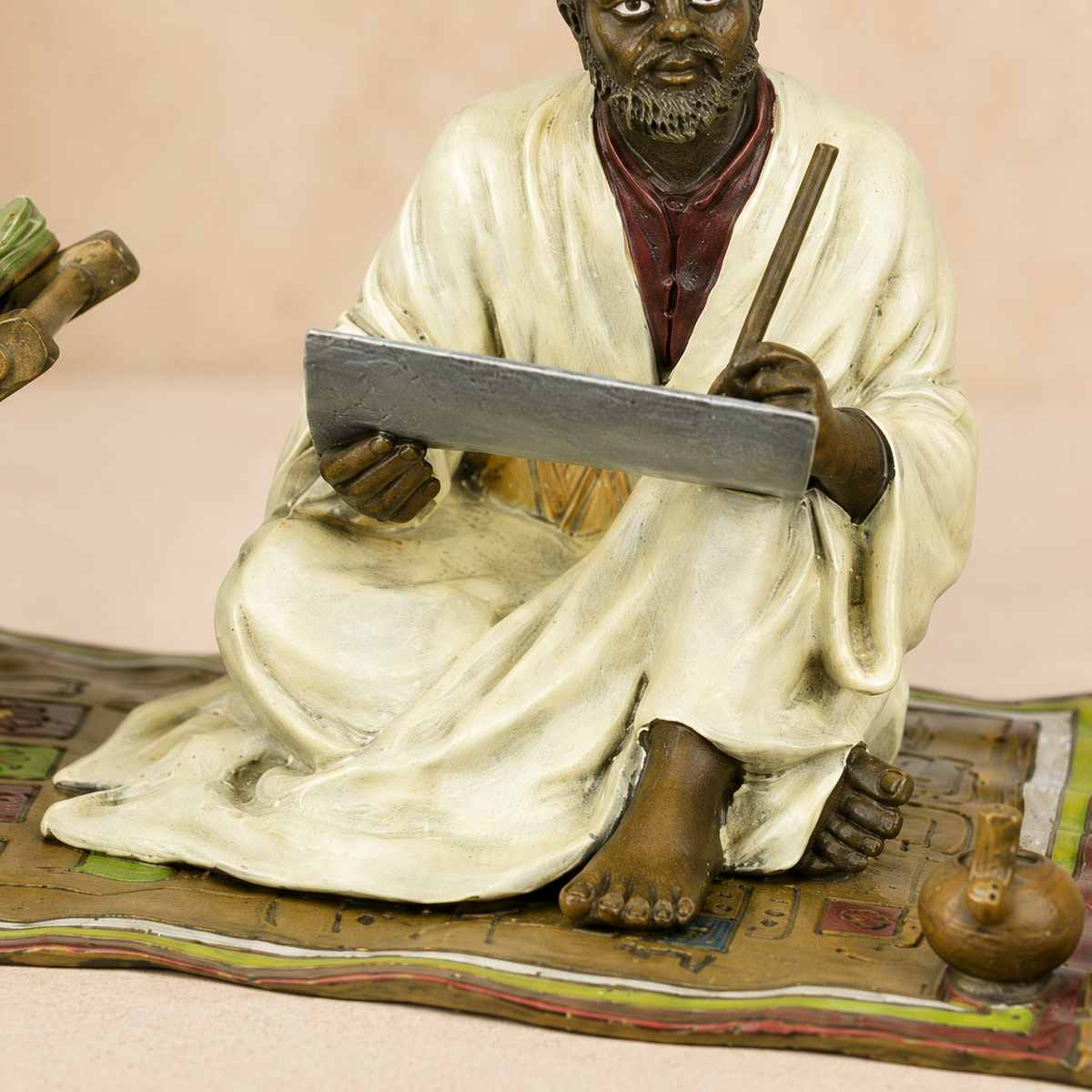 Sculpture polychrome d'un lettré oriental sur tapis, vue 5