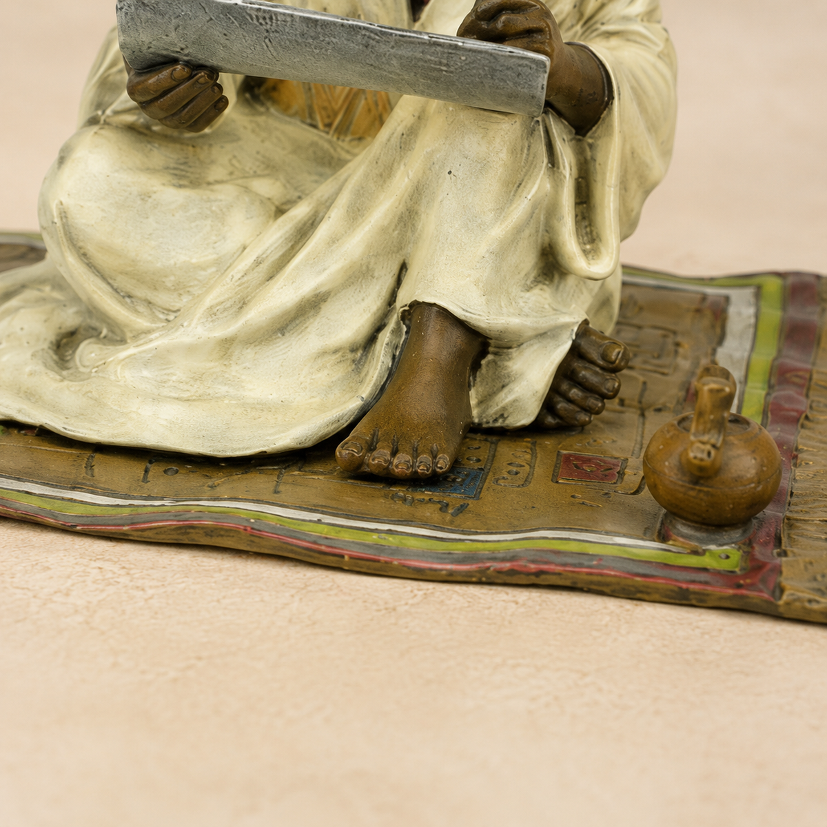 Sculpture polychrome d'un lettré oriental sur tapis, vue 6