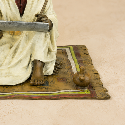 Sculpture polychrome d'un lettré oriental sur tapis, vue 7