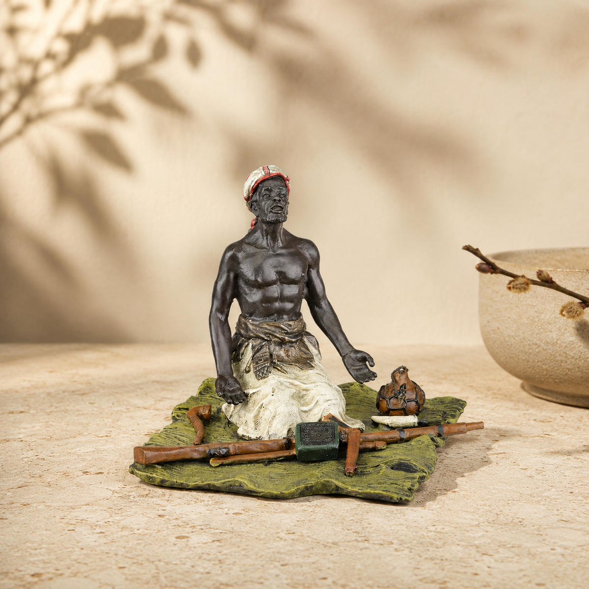 Sculpture polychrome marchand africain assis avec armes