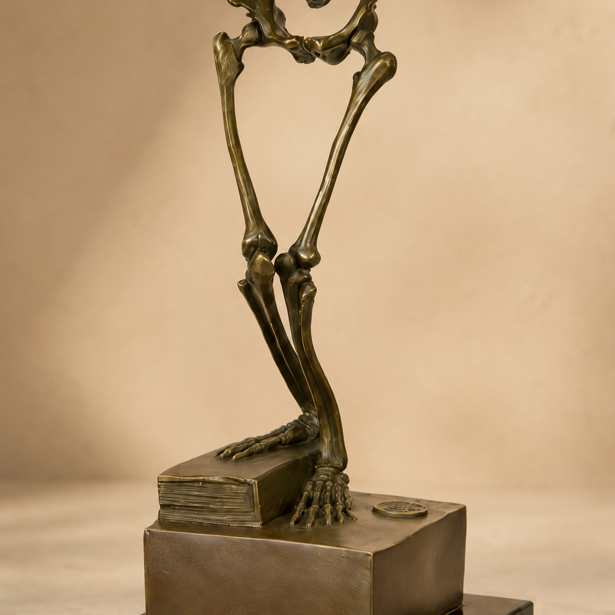 Sculpture squelette penseur en bronze patiné sur marbre, vue 5