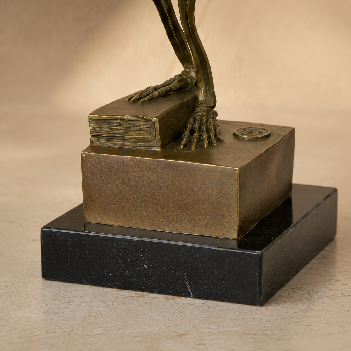 Sculpture squelette penseur en bronze patiné sur marbre, vue 6