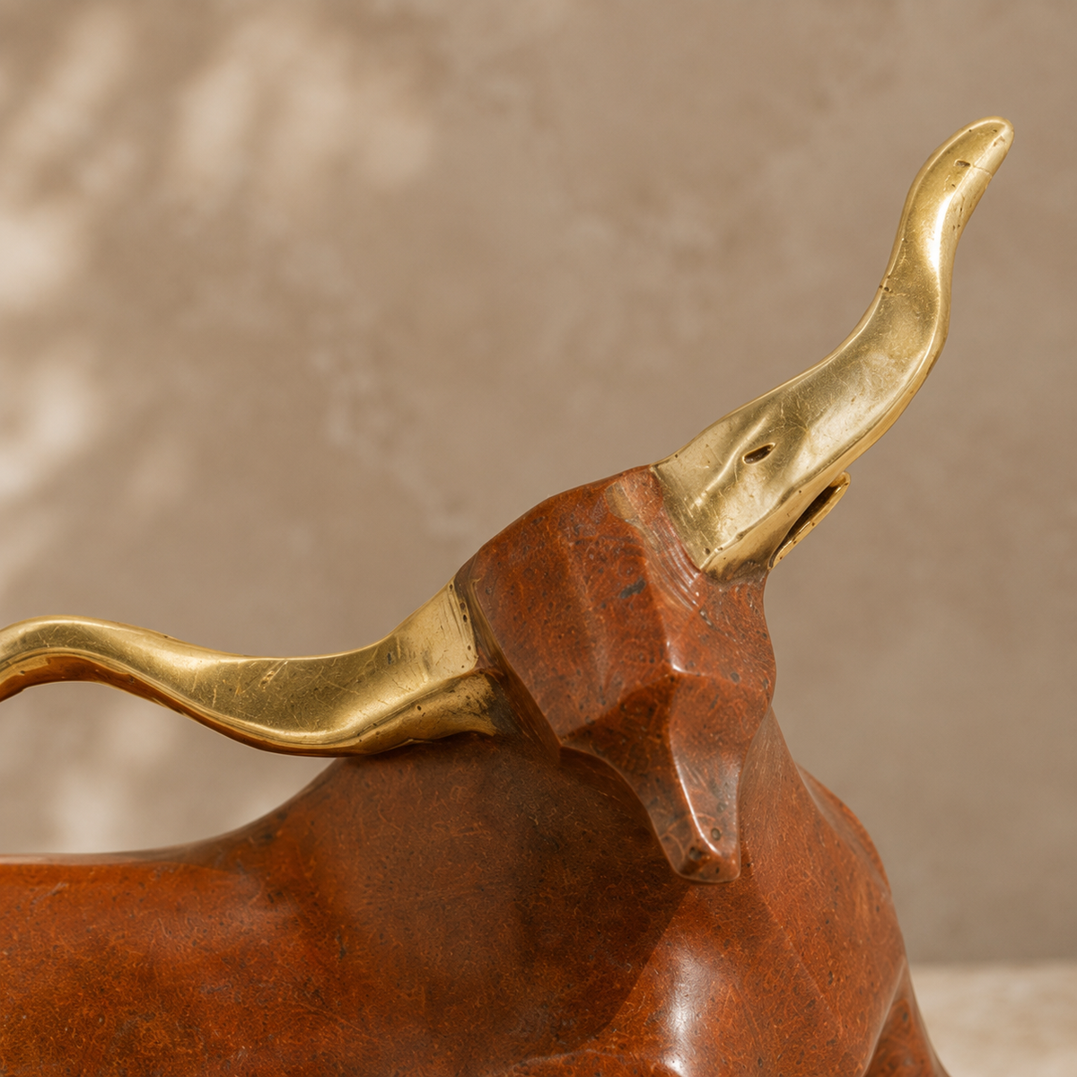 Sculpture taureau en bronze à patine brune et dorée, vue 3