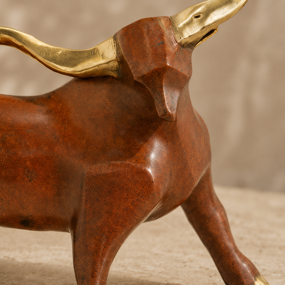 Sculpture taureau en bronze à patine brune et dorée, vue 4