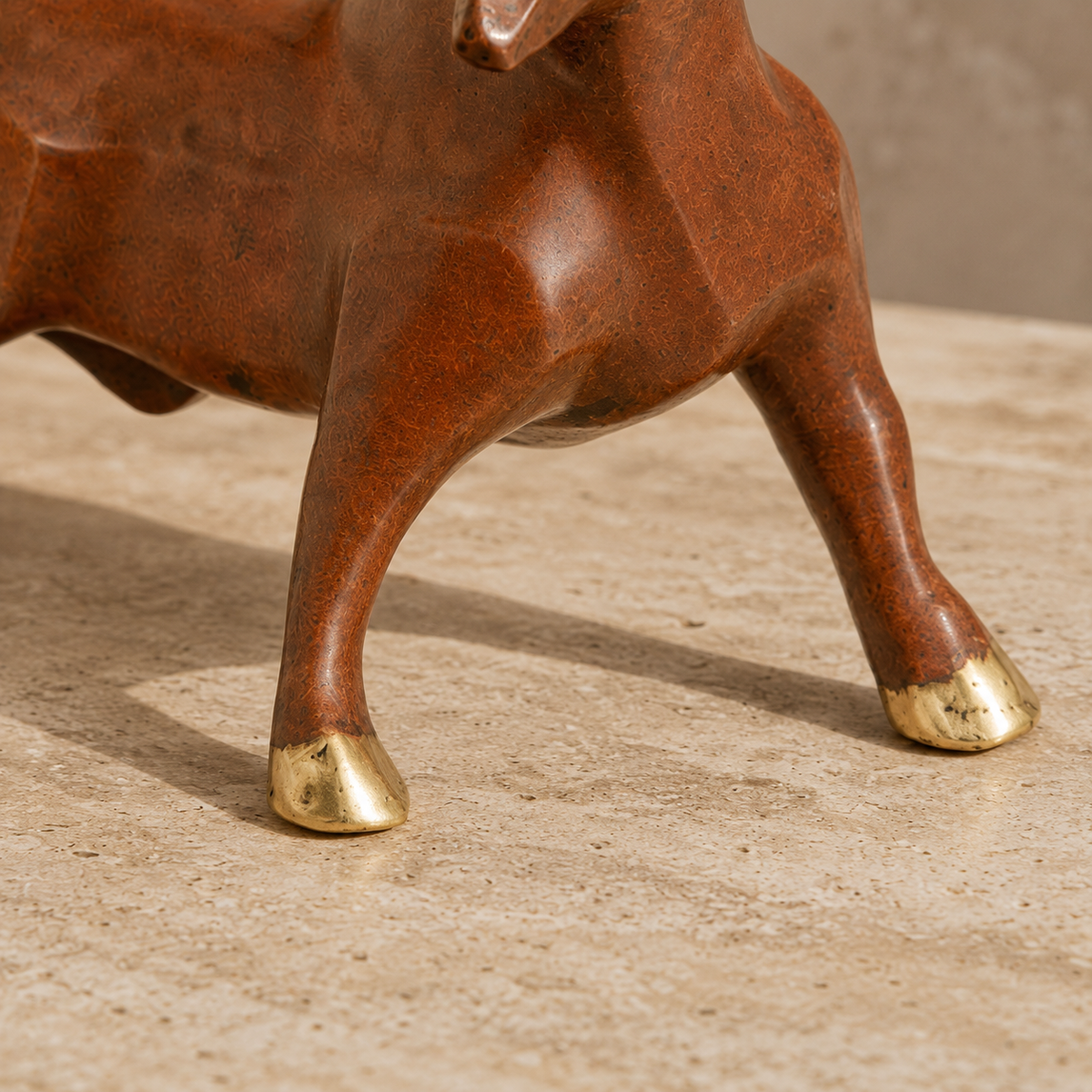 Sculpture taureau en bronze à patine brune et dorée, vue 5
