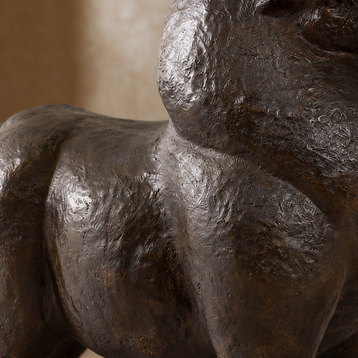 Sculpture taureau stylisé en bronze à patine brune, vue 4