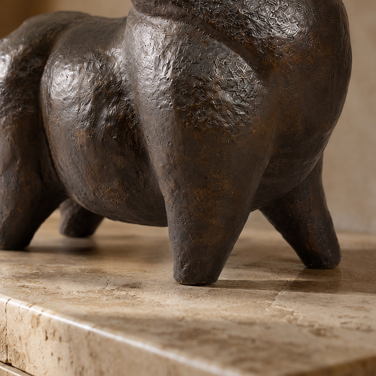 Sculpture taureau stylisé en bronze à patine brune, vue 5