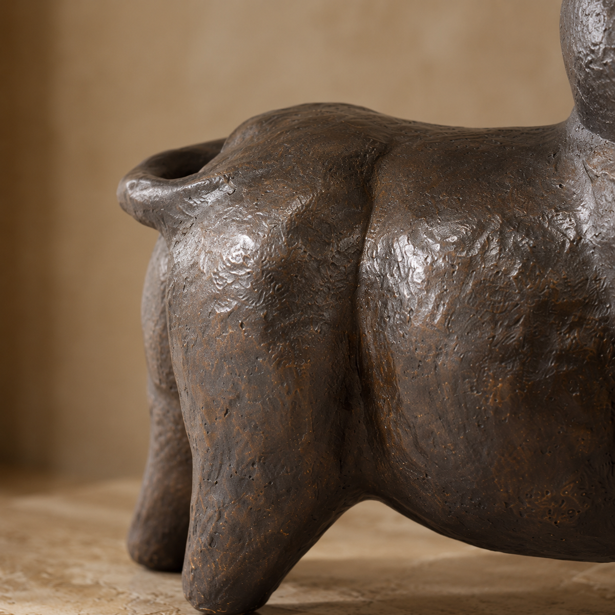 Sculpture taureau stylisé en bronze à patine brune, vue 6