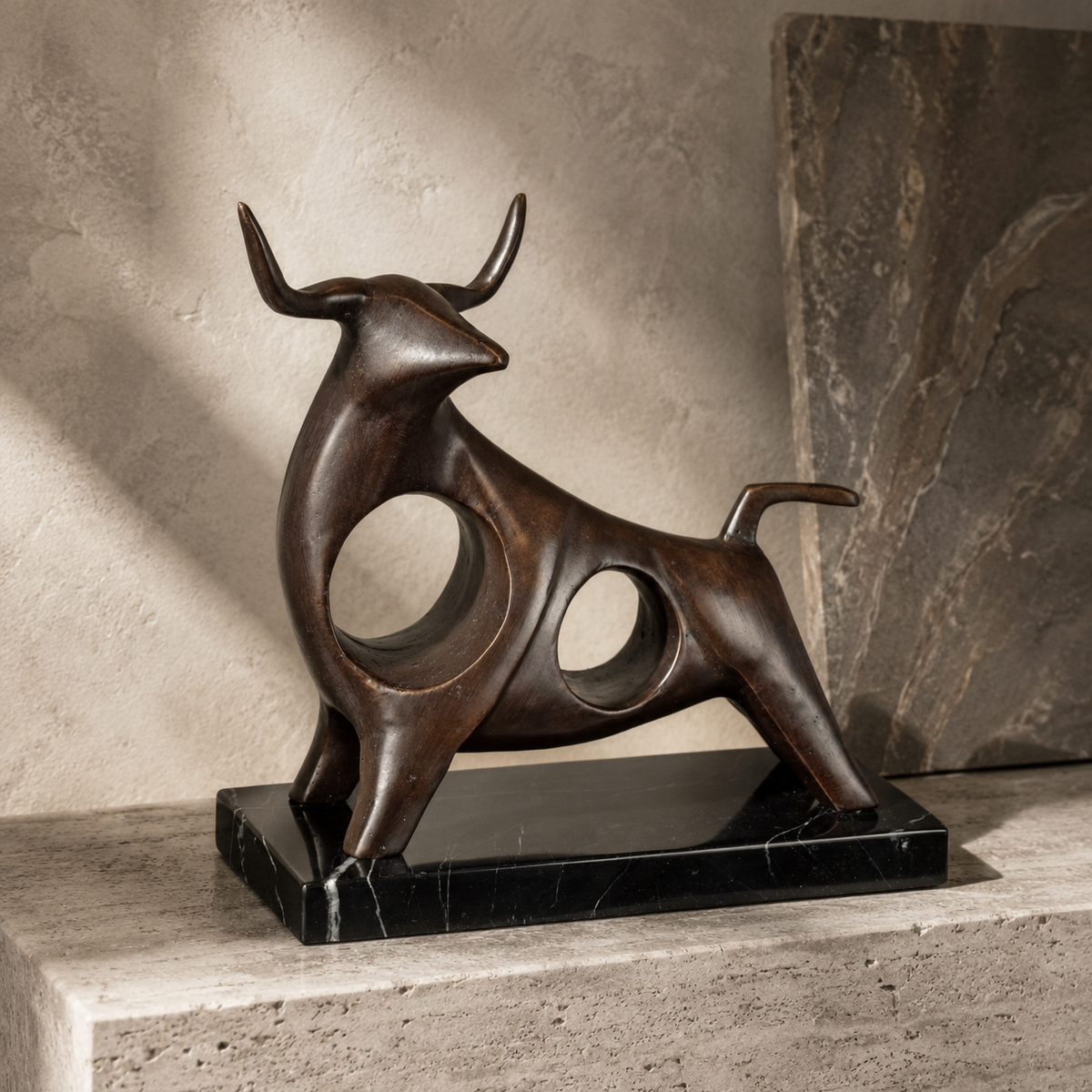 Sculpture taureau stylisé en bronze patiné sur socle marbre