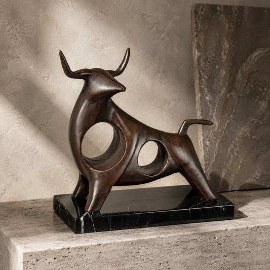 Sculpture taureau stylisé en bronze patiné sur socle marbre