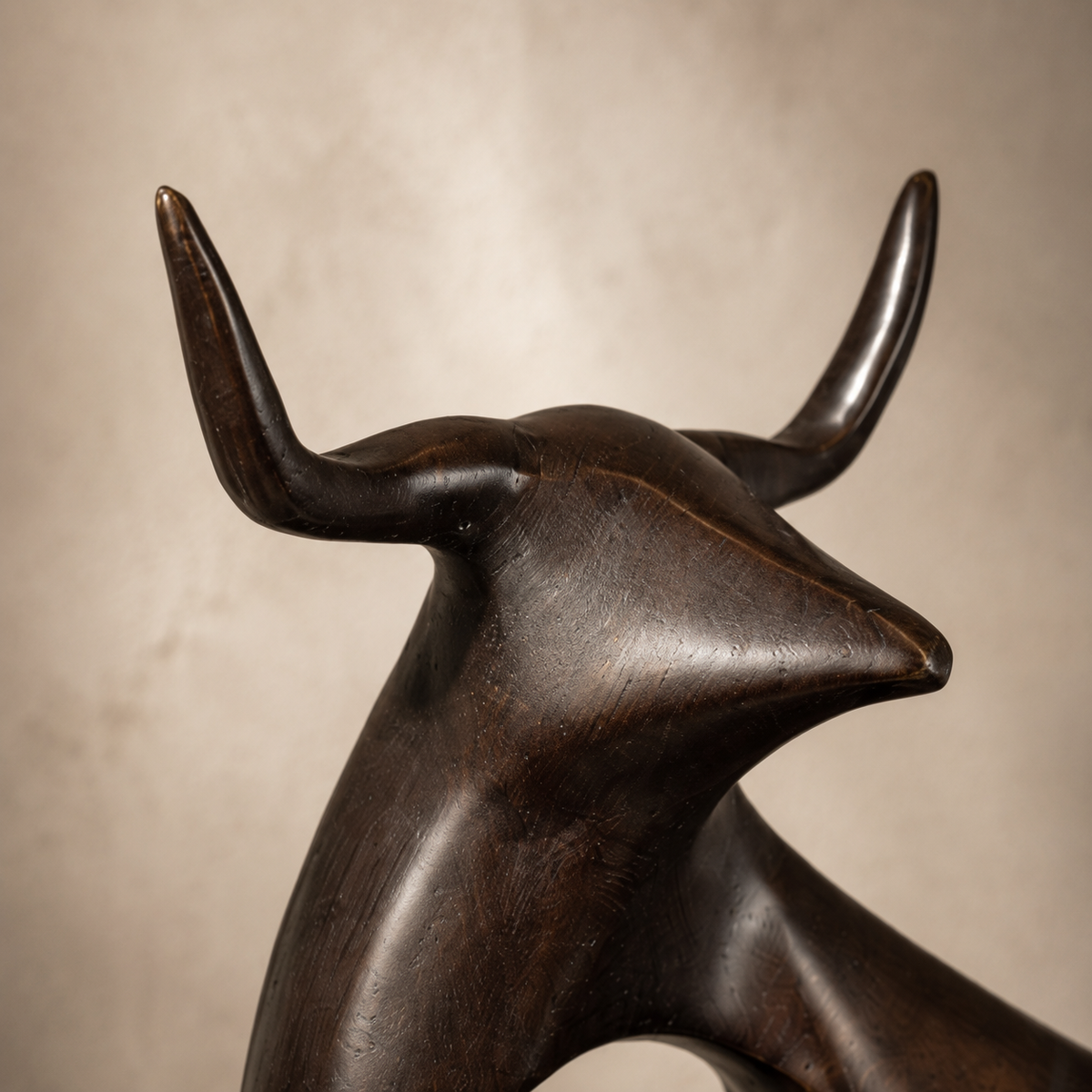 Sculpture taureau stylisé en bronze patiné sur socle marbre, vue 2