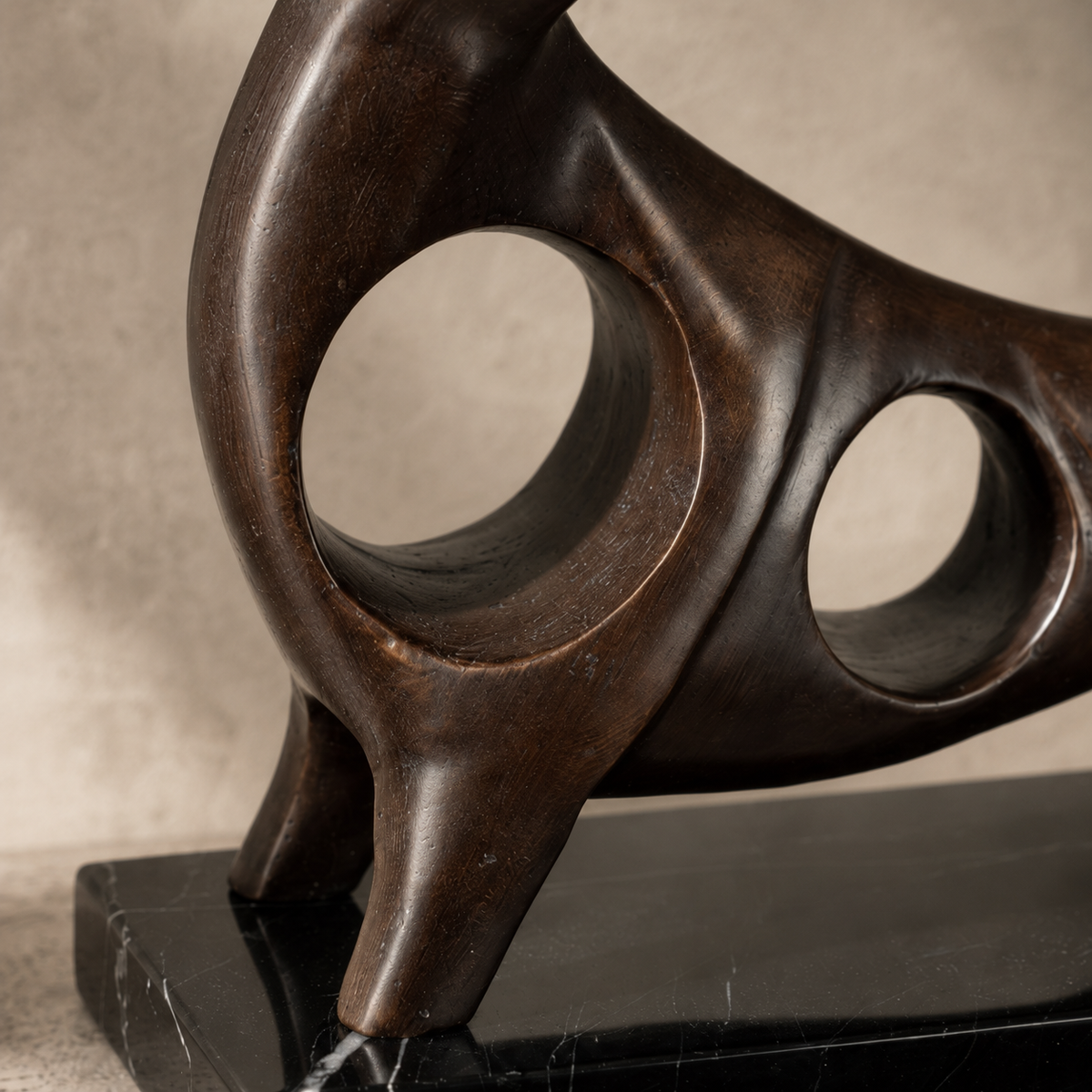 Sculpture taureau stylisé en bronze patiné sur socle marbre, vue 3