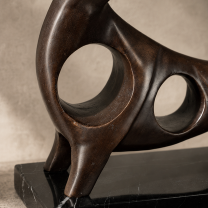 Sculpture taureau stylisé en bronze patiné sur socle marbre, vue 3