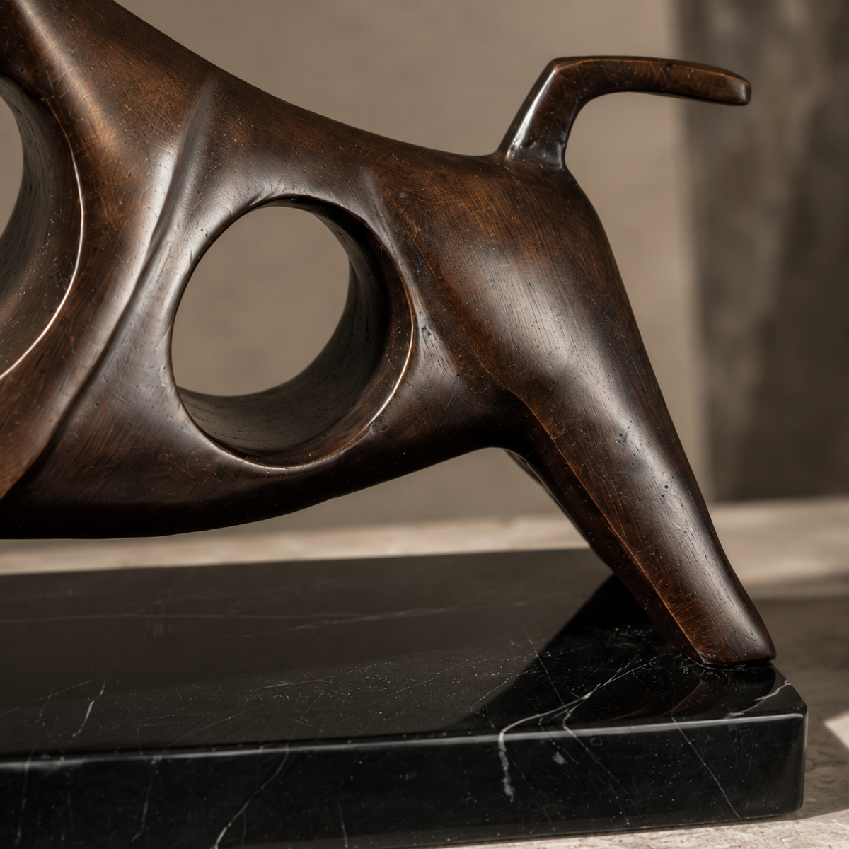 Sculpture taureau stylisé en bronze patiné sur socle marbre, vue 5