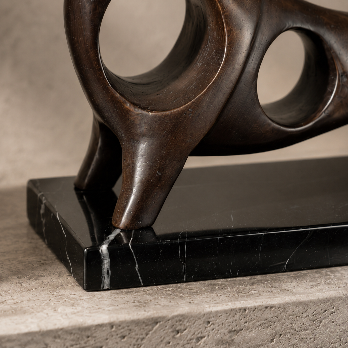 Sculpture taureau stylisé en bronze patiné sur socle marbre, vue 6