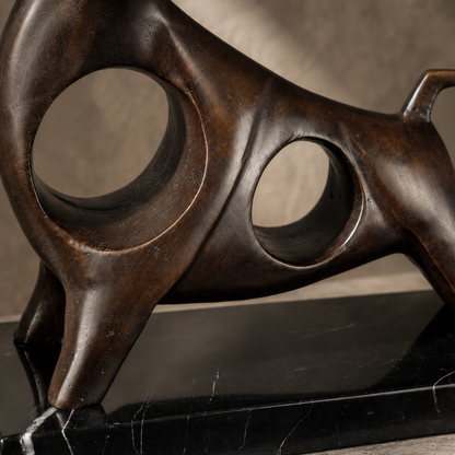 Sculpture taureau stylisé en bronze patiné sur socle marbre, vue 7