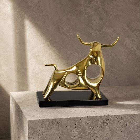 Sculpture taureau stylisé en laiton doré sur socle marbre