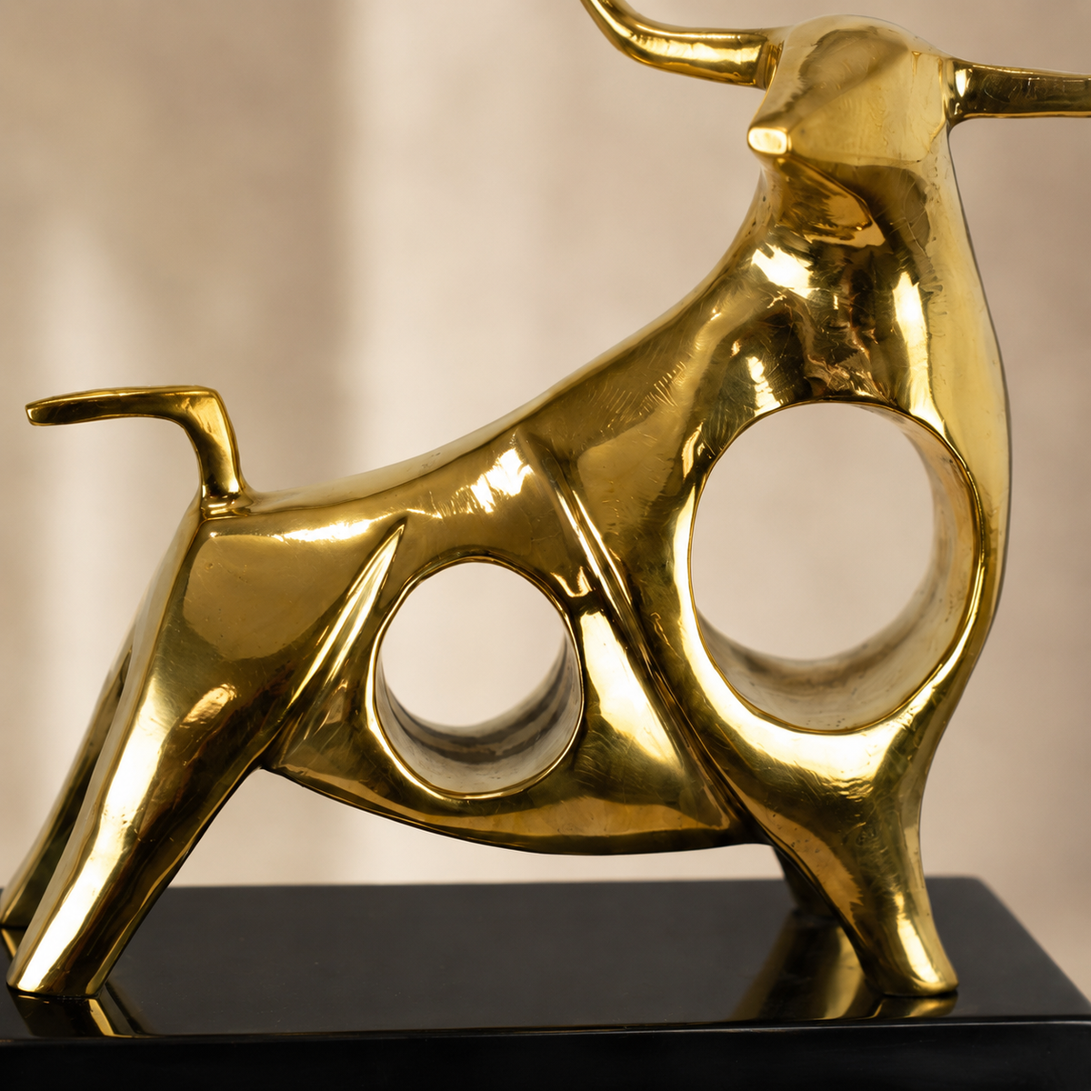 Sculpture taureau stylisé en laiton doré sur socle marbre, vue 4