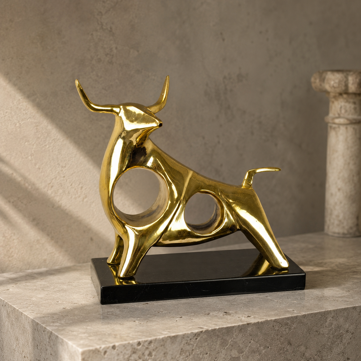 Sculpture taureau stylisé en laiton doré sur socle marbre noir