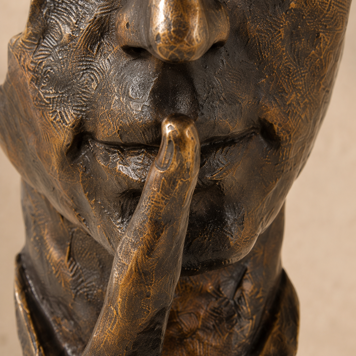 Sculpture visage Le Silence, patine bronze doré, vue 4