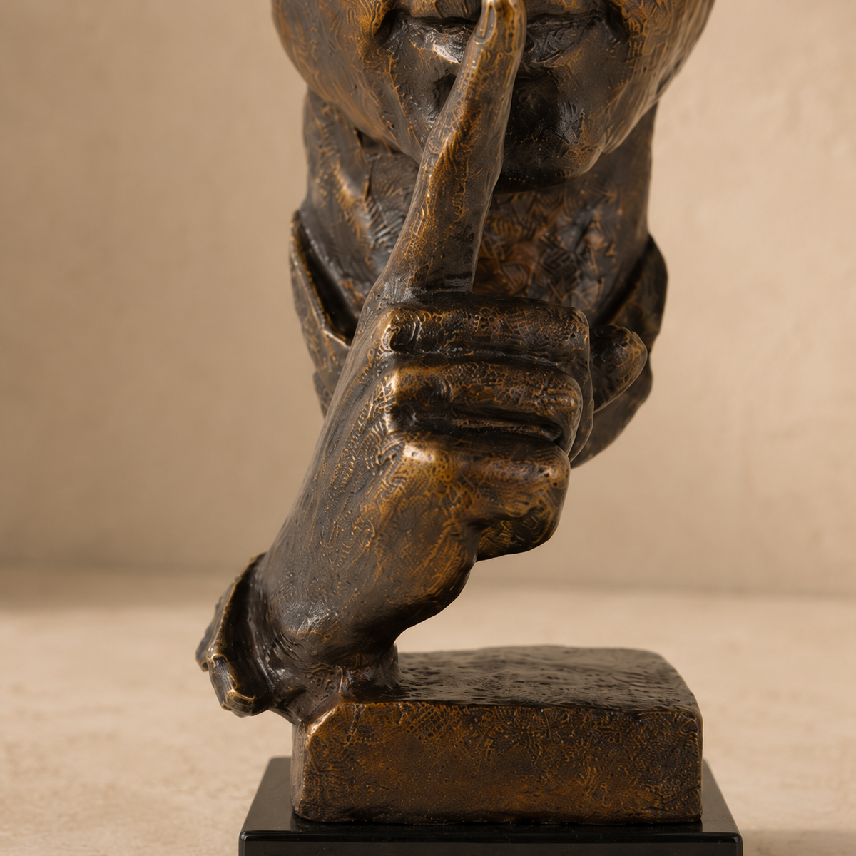 Sculpture visage Le Silence, patine bronze doré, vue 5
