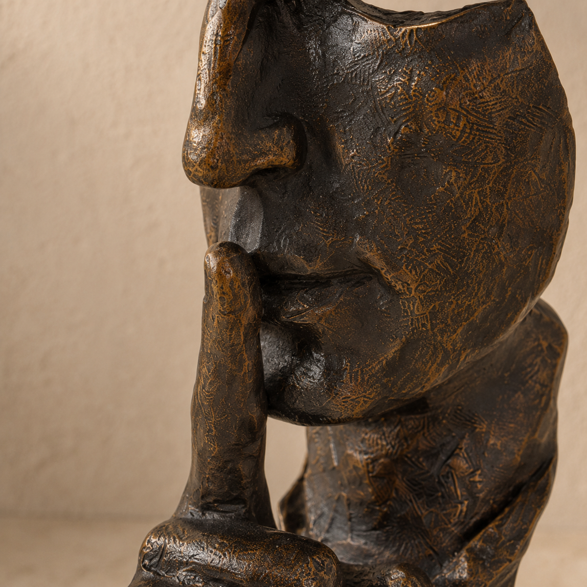 Sculpture visage Le Silence, patine bronze doré, vue 6