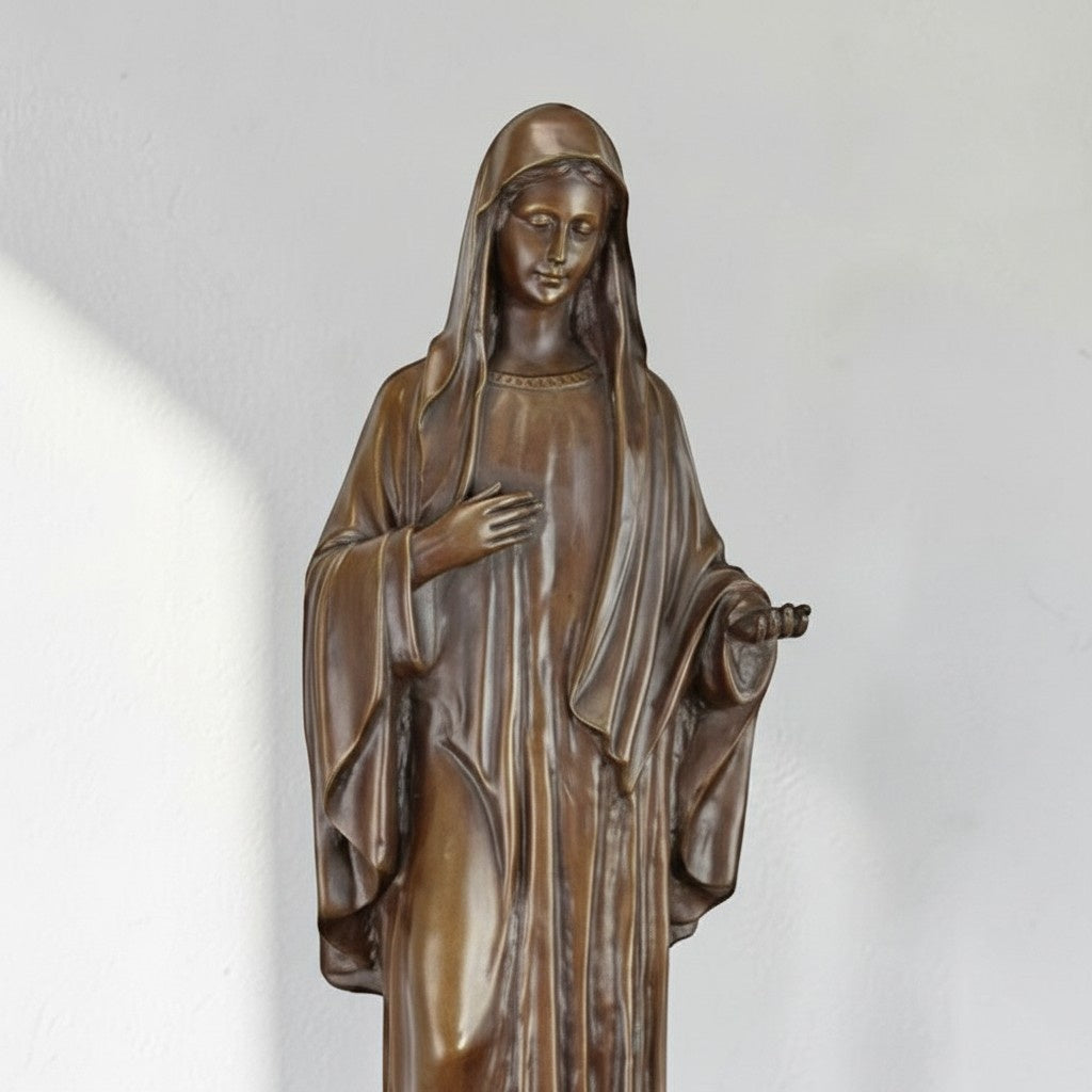 Statue en bronze Vierge Marie sur socle en marbre noir, vue 2