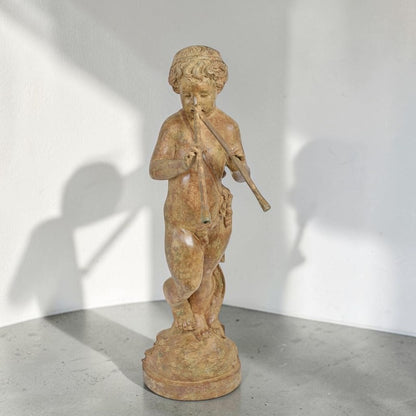 Statue de putto joueur d'aulos en bronze patiné