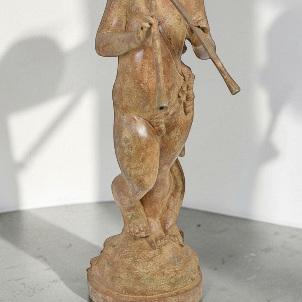 Statue de putto joueur d'aulos en bronze patiné, vue 3
