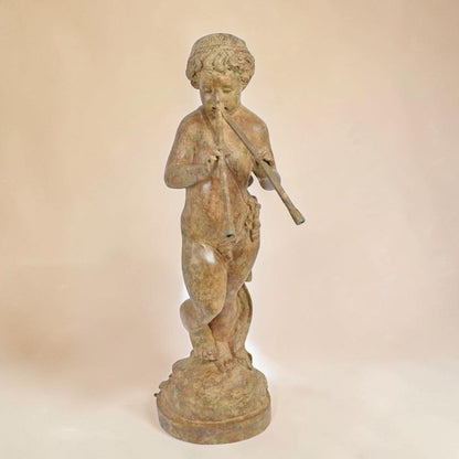 Statue de putto joueur d'aulos en bronze patiné, vue 4