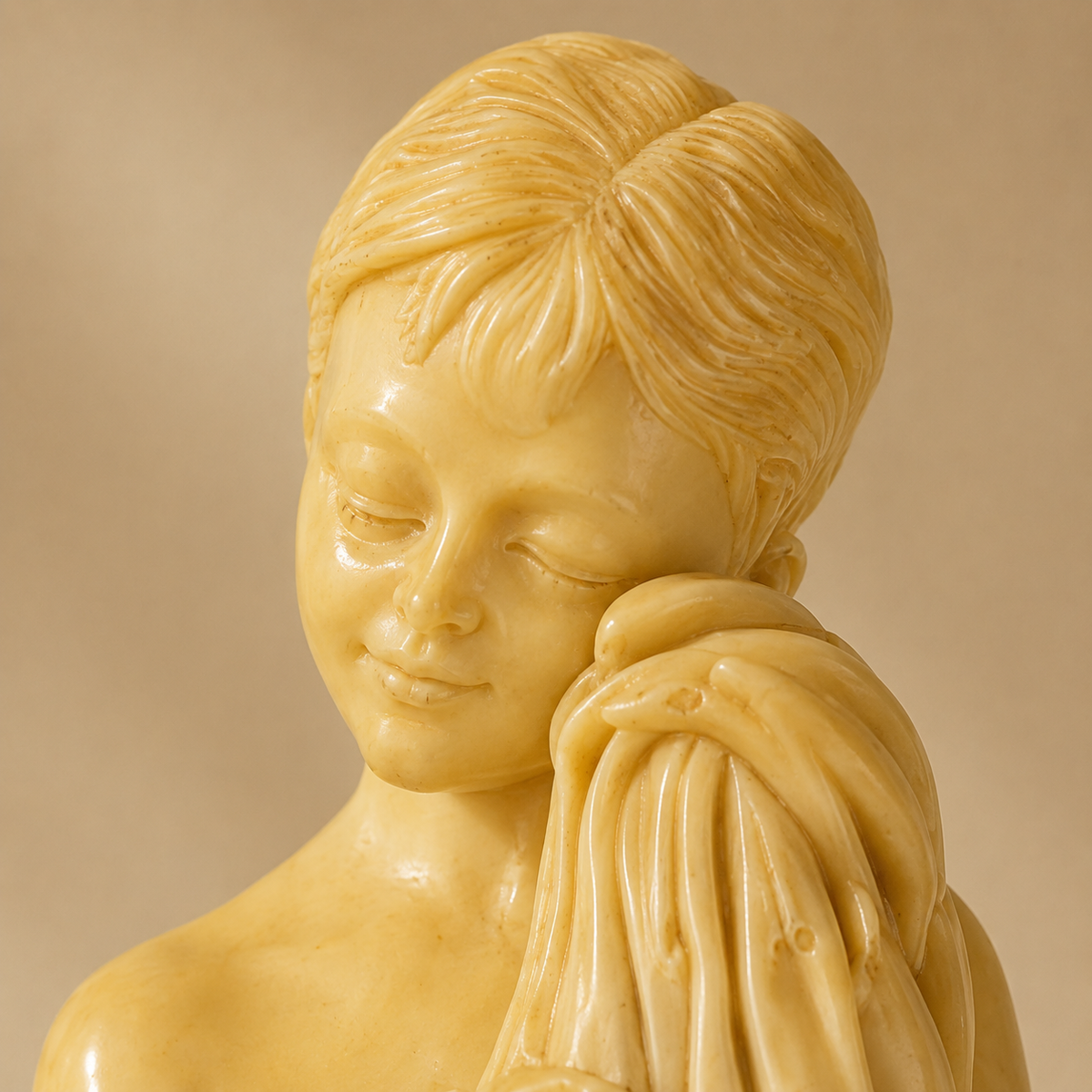 Statuette jeune fille au drapé en résine ivoire sur socle bois, vue 2