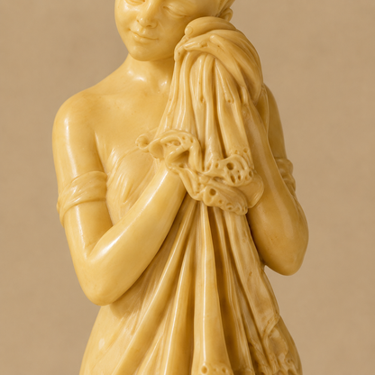 Statuette jeune fille au drapé en résine ivoire sur socle bois, vue 3