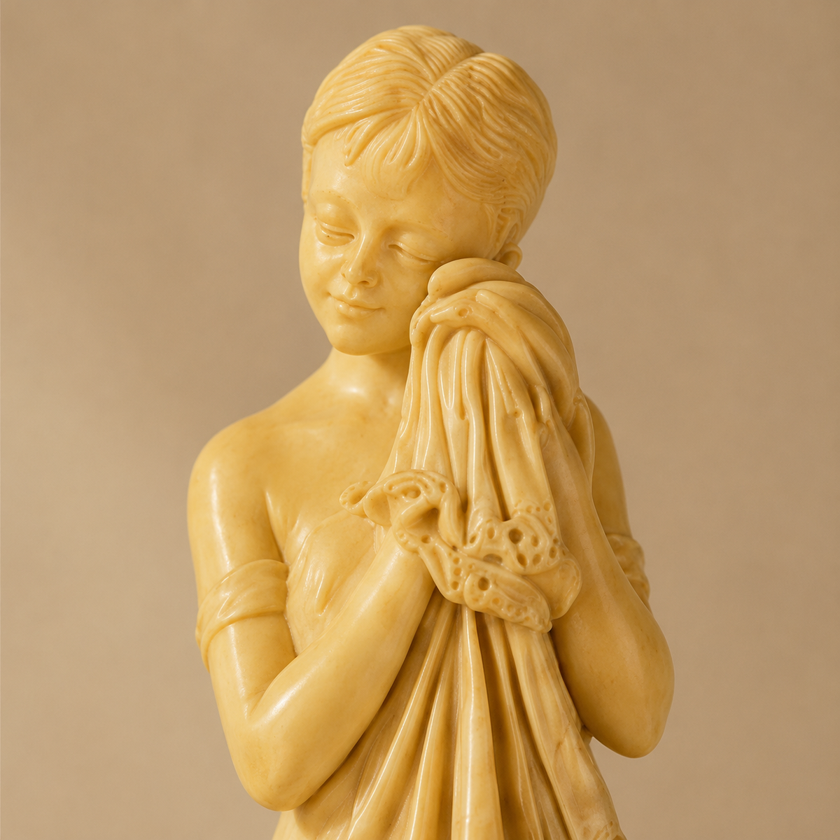 Statuette jeune fille au drapé en résine ivoire sur socle bois, vue 4