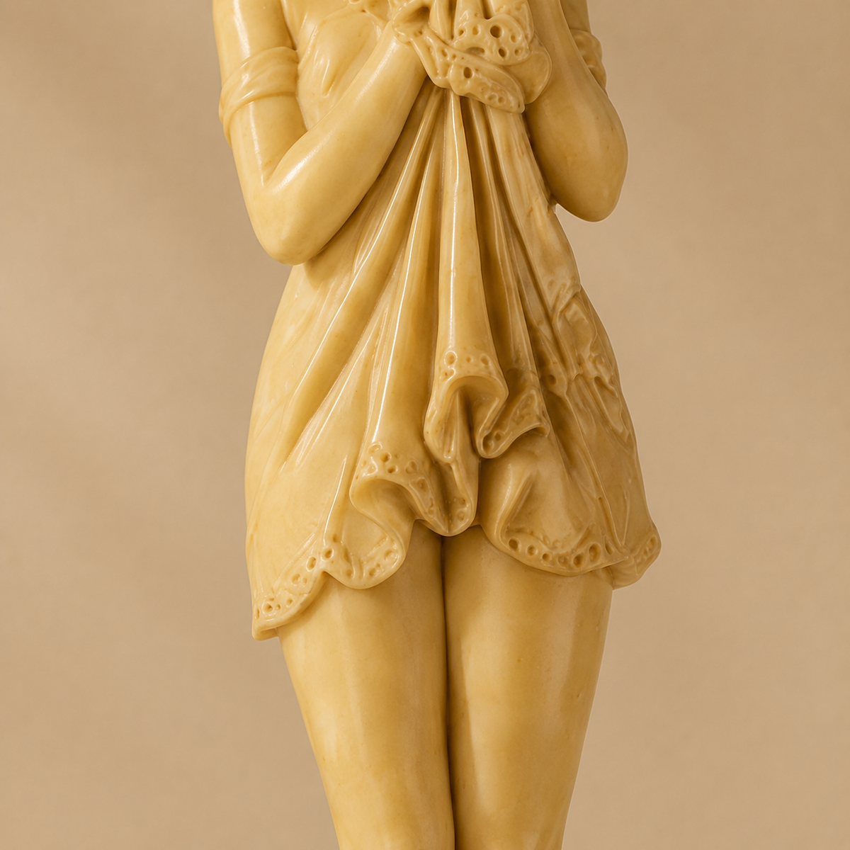 Statuette jeune fille au drapé en résine ivoire sur socle bois, vue 5