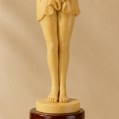 Statuette jeune fille au drapé en résine ivoire sur socle bois, vue 6