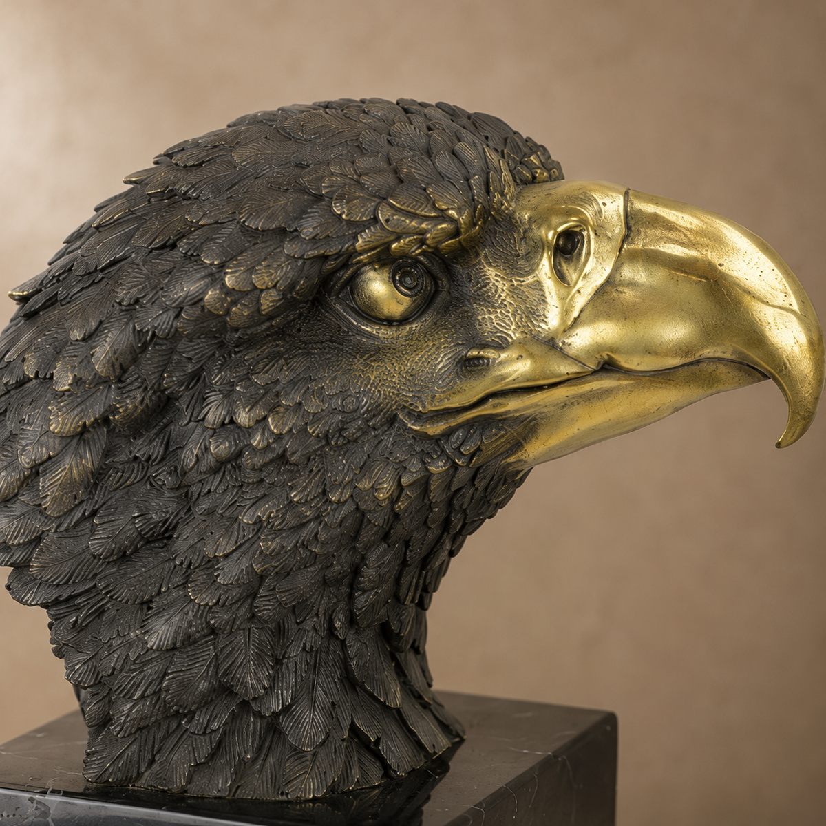 Tête d'aigle en bronze bicolore sur socle en marbre noir, vue 2