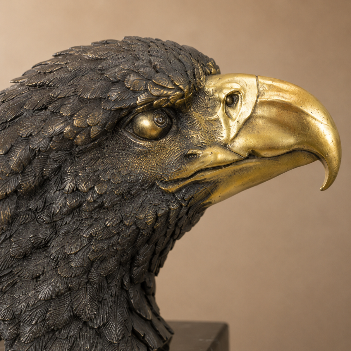 Tête d'aigle en bronze bicolore sur socle en marbre noir, vue 3