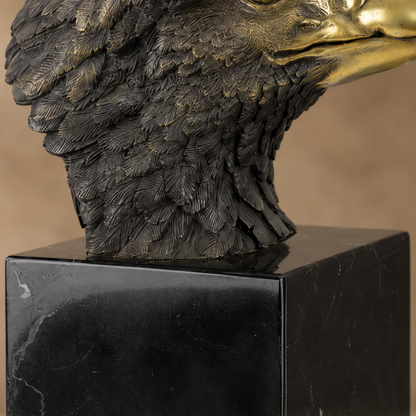 Tête d'aigle en bronze bicolore sur socle en marbre noir, vue 5