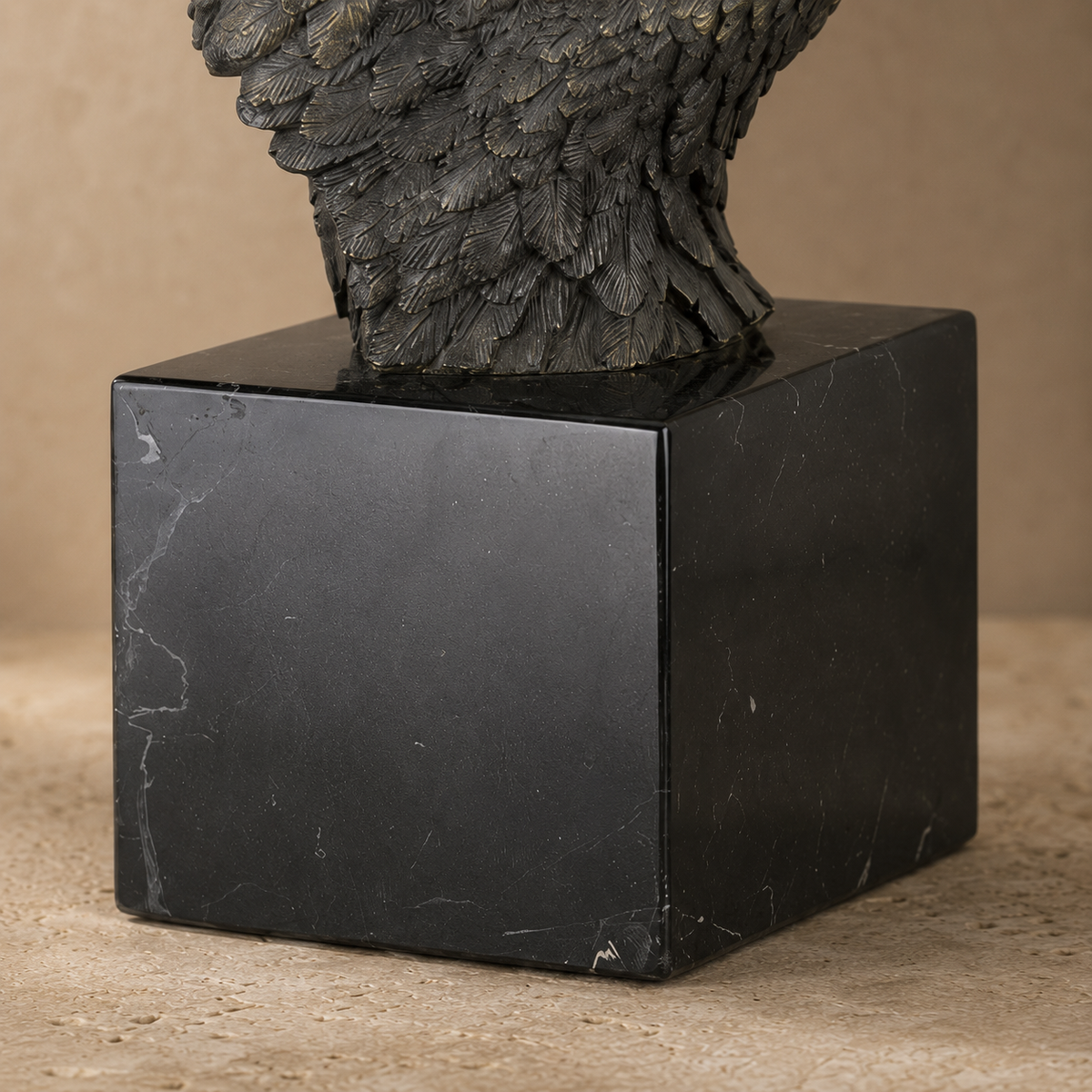 Tête d'aigle en bronze bicolore sur socle en marbre noir, vue 6