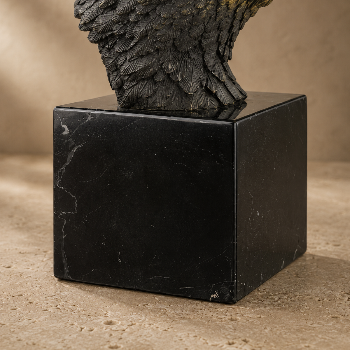 Tête d'aigle en bronze bicolore sur socle en marbre noir, vue 7