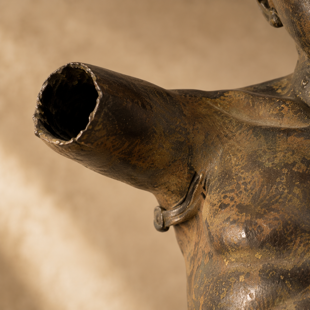 Torse masculin en bronze patiné d'après l'Apoxyomène, vue 4